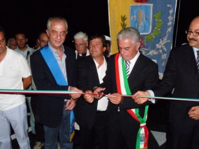 Panetta (al centro, fra il presidente della provincia Stella e l'ex sindaco Leone) partecipa al taglio del nastro all'inaugurazione dello svincolo di Casinello