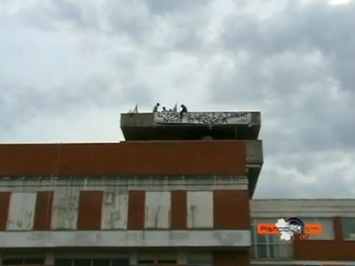 I rappresentanti di CittadiniAttivi Bernalda che da ieri occupano il tetto del nosocomio pisticcese.