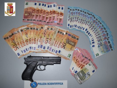 pistola e denaro sequestrati rapina supermercato tinchi