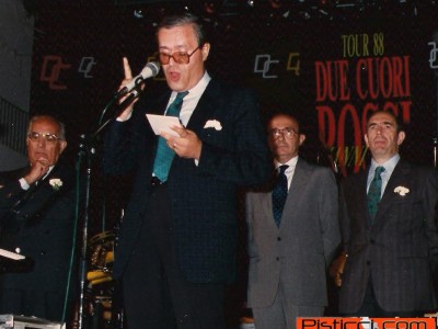 Gaetano Michetti durante una manifestazione in piazza Umberto I a Pisticci nel 1988