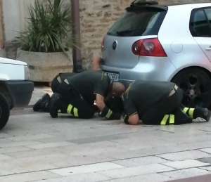 Pisticci: pompieri liberano gattino incastrato sotto auto e si ritrovano a soccorrere persona colta da malore