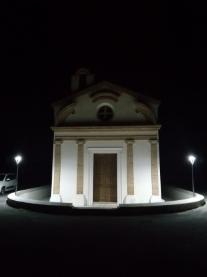 La chiesetta della Madonna delle Grazie illuminata di bianco