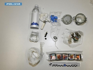 Nasconde droga nel doppio fondo di una bottiglietta: la Polizia arresta un 45enne