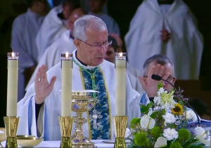 Mons. Antonio Giuseppe Caiazzo con i pellegrini dell’Unitalsi al Santuario mariano di Lourdes