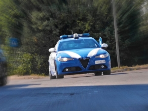 Aggredisce e minaccia di morte la madre, 27enne arrestato dalla Polizia di Stato