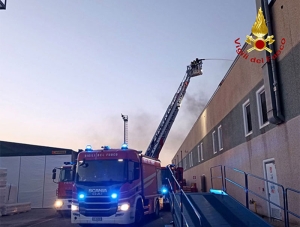 Incendio distrugge azienda nella zona industriale di Ferrandina