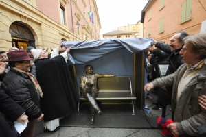 Inaugurata a Bologna statua in onore di Lucio Dalla. Presente anche il “sosia” pisticcese Vito D’Eri