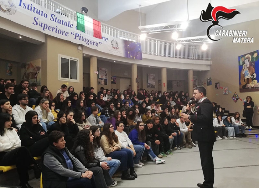I Carabinieri incontrano gli studenti dell’I.S.I.S “Pitagora” di Montalbano