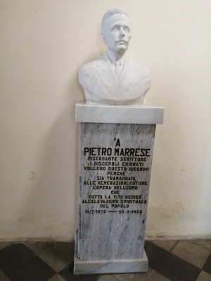 Senza esito le iniziative per spostare il busto marmoreo del maestro Pietro Marrese
