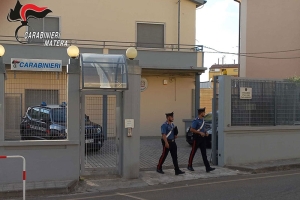 Anziano in shock anafilattico chiede aiuto recandosi alla stazione carabinieri: soccorso dai militari