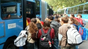 Giovani Democratici protestano: trasporti scolastici inefficienti. Interviene anche il presidente della provincia, Marrese