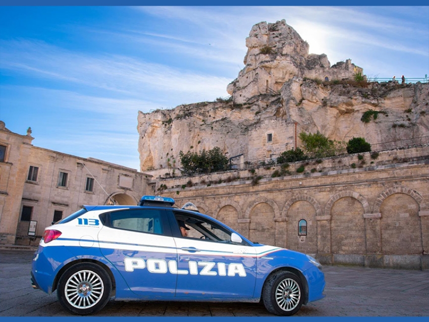 Aggredisce il padre con una scala di metallo e una pentola, poi lo minaccia di morte: Polizia arresta 30enne
