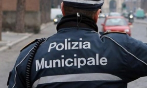 Aggredisce agente di Polizia Locale: denunciato 36enne