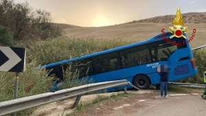 Bus esce fuori strada: 28 i feriti