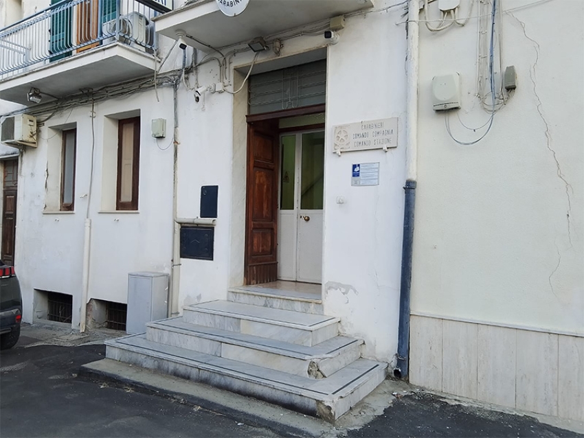 Folle corsa e carico di droga lanciato dal finestrino: Carabinieri arrestano i 2 fuggitivi