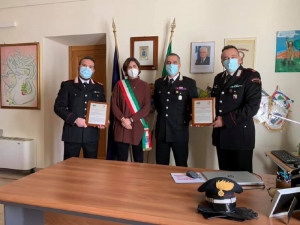 La sindaca Verri consegna due targhe ai Carabinieri per l’impegno profuso durante l’emergenza Covid
