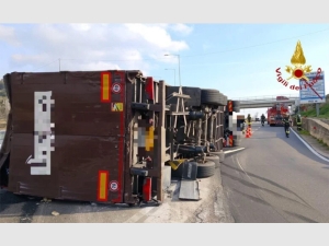 Autotreno esce fuori strada e si ribalta. Kazako affidato alle cure dei sanitari