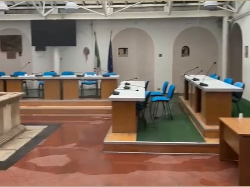 Sala consiliare di Pisticci allagata dopo il temporale di ieri: infiltrazioni d’acqua e un problema irrisolto che dura da anni