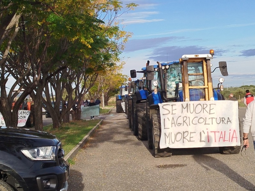 Agricoltori e autotrasportatori in piazza a Marconia: “Servono risposte concrete contro caro carburanti e carovita”