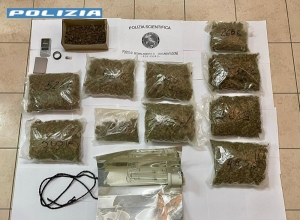 30enne arrestato dalla Polizia con 4,956 kg. di droga. Denunciata la compagna