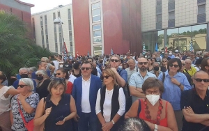 La consigliera provinciale Viviana Verri alla manifestazione davanti all’ospedale di Matera