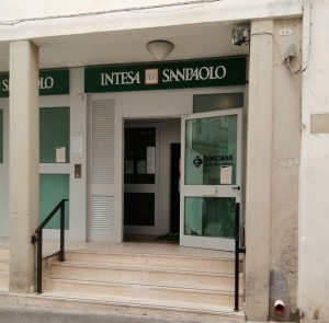 Dopo 75 anni cambia la storica sede dell&#039;ex Banco di Napoli. Appello per migliorare il servizio