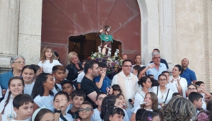 L&#039;innocenza rende omaggio al Protettore. San Rocco portato in processione dai ragazzi. Foto