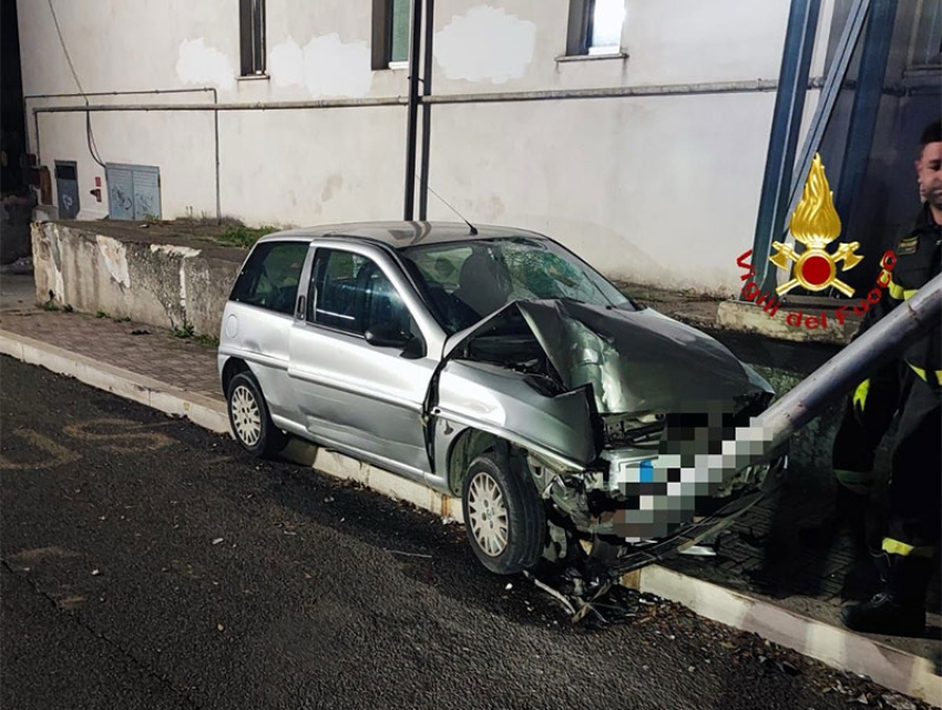 Incidente a Marconia: auto contro palo dell’illuminazione