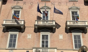 Sul palazzo della Provincia sventola la bandiera della pace