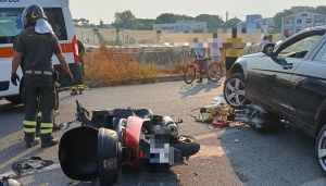 Auto contro scooter: deceduto il motociclista