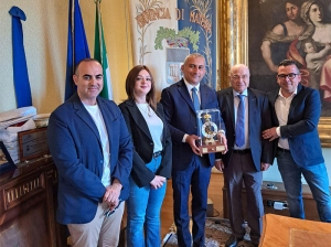 Antonio Bortiglio dona alla Provincia di Matera un orologio realizzato a mano