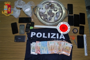 Polizia di Stato arresta due giovani che spacciavano droga in casa e sequestra oltre 500 gr di stupefacenti