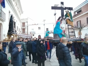 Gran tributo di folla per la processione dei misteri a Pisticci centro e Marconia