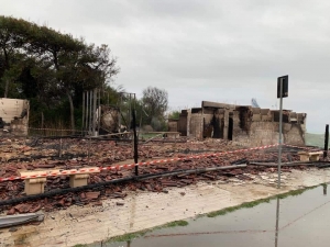 Incendio distrugge i locali comunali della spiaggia di San Basilio