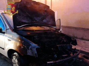 Auto incendiata per dissidi lavorativi: denunciata dalla Polizia una donna 41enne